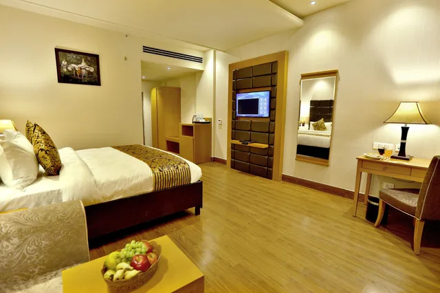 غرفة بريميوم بسرير كينج بشرفة، Regenta Resort Bharatpur 3/10