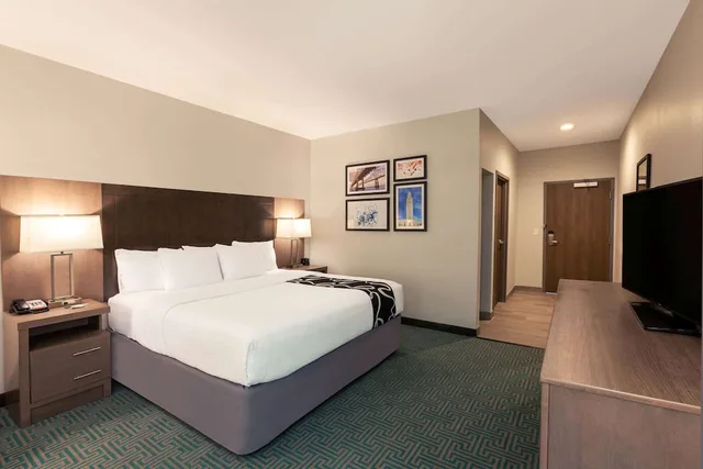 غرفة بسرير كينج، La Quinta by Wyndham Lafayette Oil Center 1/3