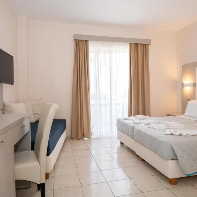 غرفة ثلاثية بإطلالة على الحديقة، Costa Angela Seaside Resort 2/7