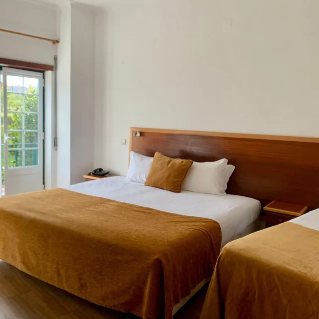 غرفة بسرير مزدوج أو سريرين منفصلين مع سرير إضافي، HOTEL LOURO 2/6