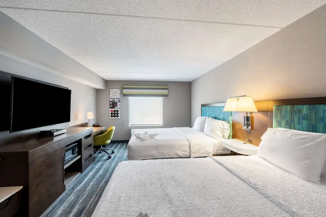 غرفة قياسية بسريرين كوين، Hampton Inn & Suites Poughkeepsie 2/6