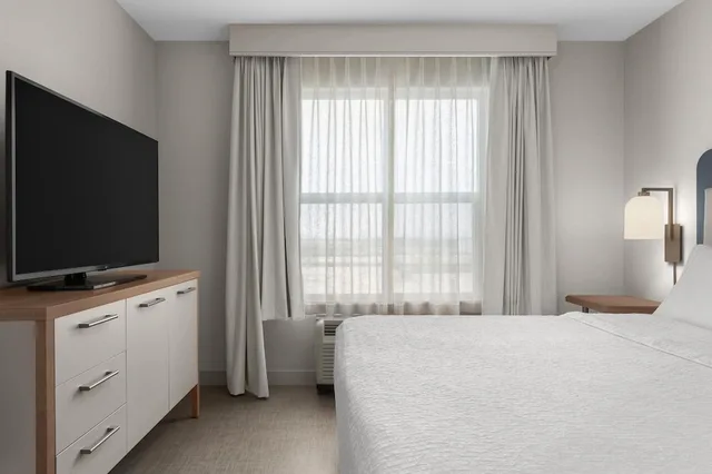 جناح كومفورت بسرير كينج وسريرين مزدوجين بغرفتي نوم مع أريكة، Homewood Suites By Hilton Burlington 8/10