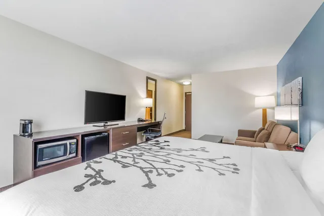 جناح بسرير كينج مع أريكة، Sleep Inn and Suites Ames near ISU Campus 4/7