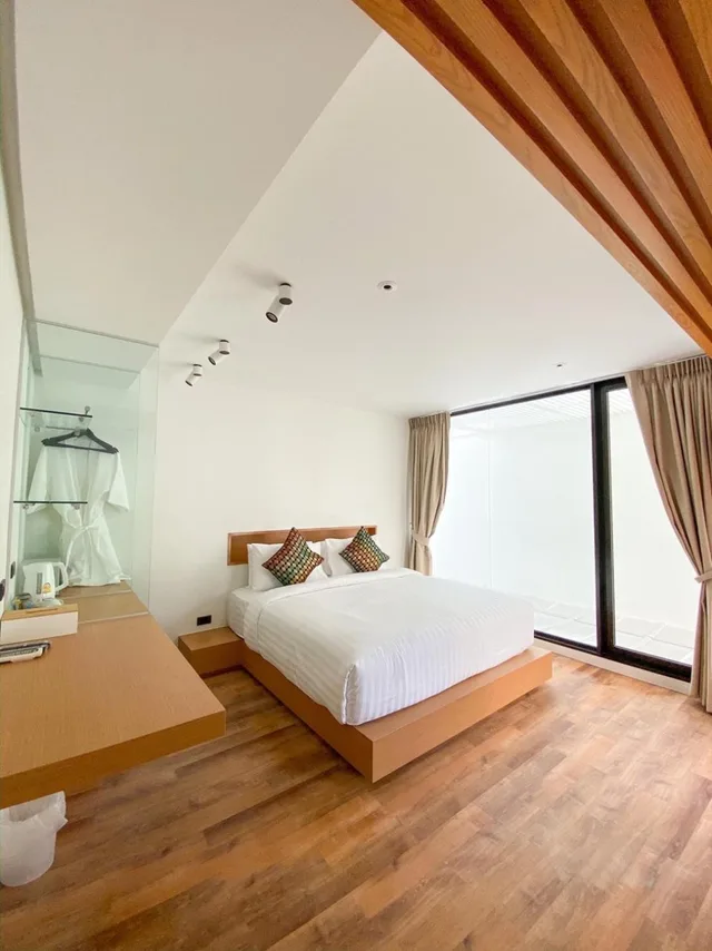 غرفة ديلوكس بسرير مزدوج بشرفة، Nirundorn Resort 1/4