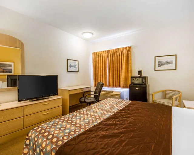 Room, King Bed, Accessible, Rodeway Inn Watsonville 3/4