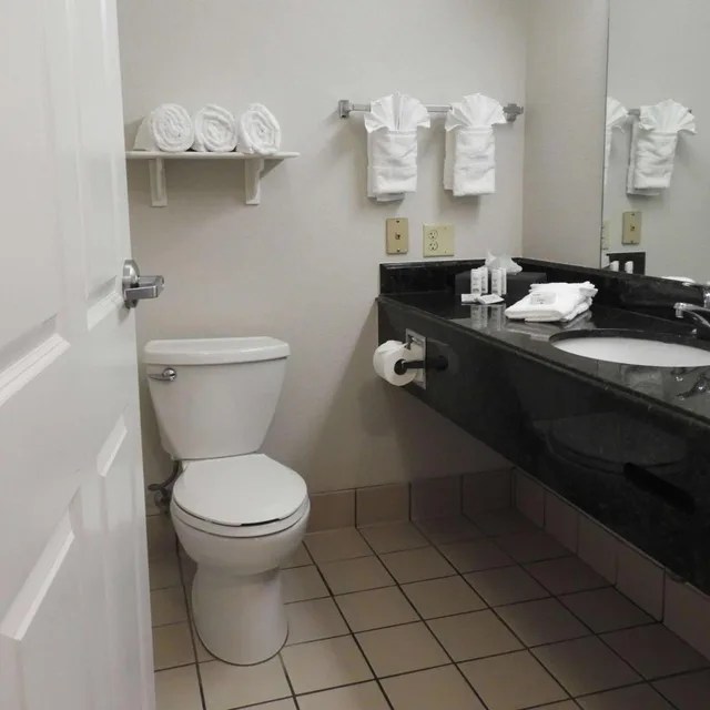 غرفة بسرير كينج مع أريكة، Stay Well Inn & Suites Fort Myers,FL 4/5