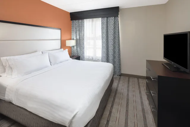 جناح، Holiday Inn Express And Suites Duluth Mall Area 2/3
