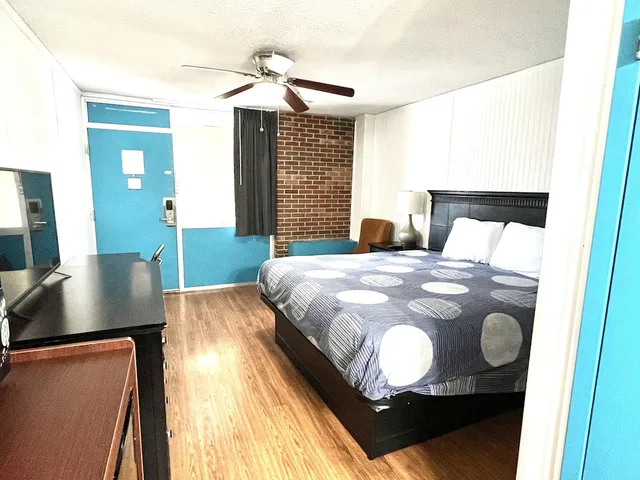 غرفة بسرير كينج لذوي الإعاقة، Rodeway Inn Nashville Donelson 2/3