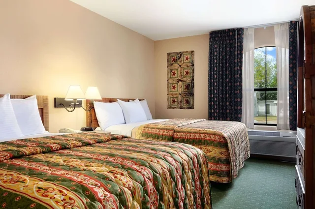 جناح بسريرين كوين، Days Inn Suites Llano 4/7