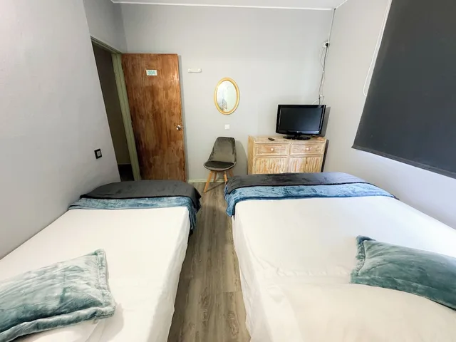 Multiple Bedrooms, Basic, Triple, 1 Double and 1 Single Bed, Accessible، Monaco 3/10