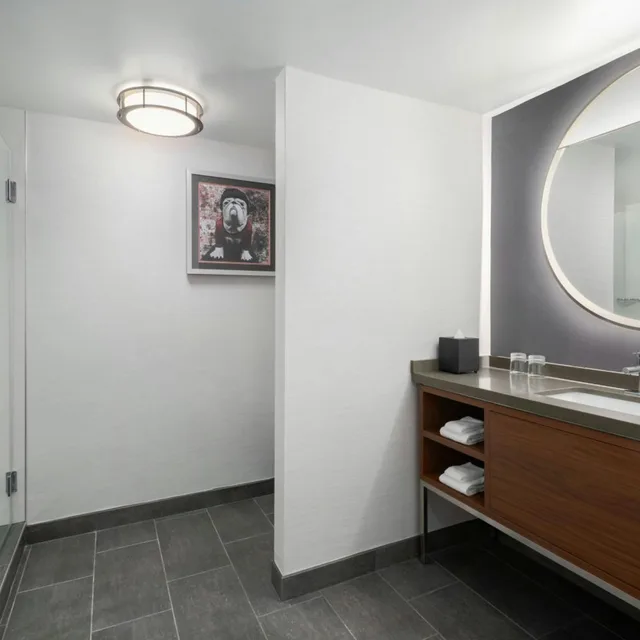 Junior Suite, King Bed, City View, Club Floor، Courtyard Athens Downtown 2/2
