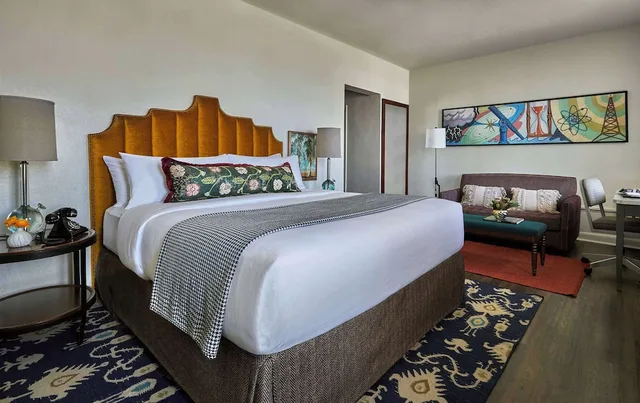 Deluxe, King Bed, Graduate by Hilton Berkeley 1/3