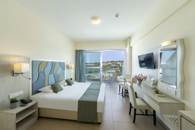 غرفة قياسية بسريرين منفصلين بإطلالة على البحر، TOFINIS HOTEL 1/3