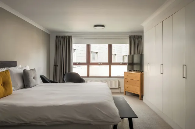 شقة ديلوكس بسرير كينج وسرير فردي بشرفة بغرفتي نوم، Monarch House - Serviced Apartments - Kensington 1/10
