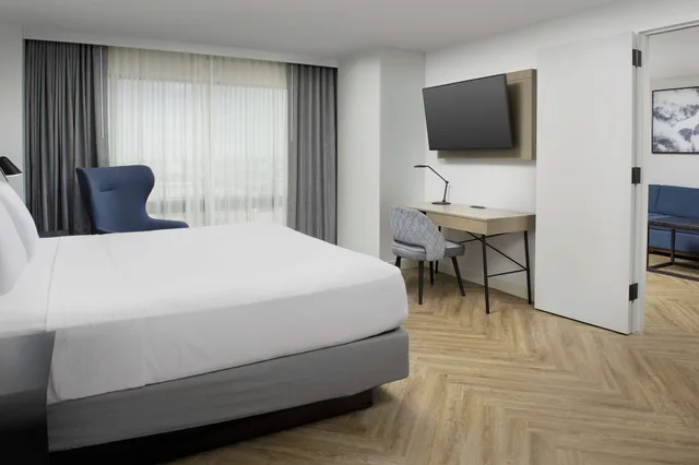 Presidential, Suite, King Bed, City View, Radisson Blu Hotel Fargo 2/5