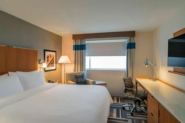 غرفة بسرير كينج، FOUR POINTS BY SHERATON MIDLAND 1/1