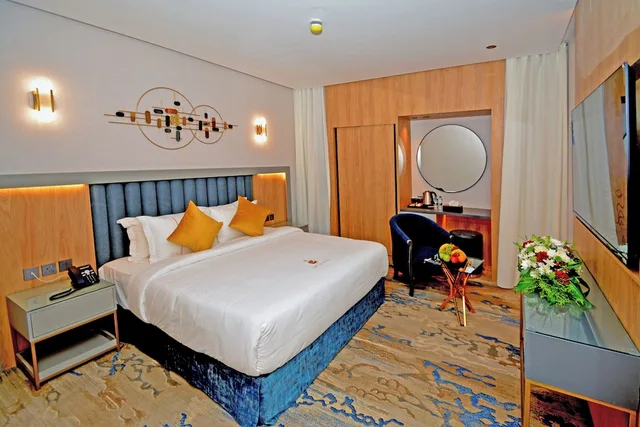 غرفة قياسية بسرير كينج بإطلالة على المدينة، فندق ايه دبليو الرياض(AW Hotel Riyadh) 1/3