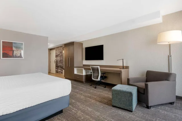 1 king bed, non-smoking, flat screen television, microwave and refrigerator، Best Western Plus Sparks-Reno Hotel 3/4