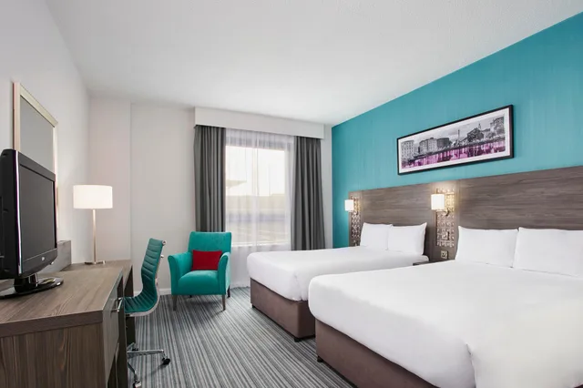 غرفة قياسية ثلاثية بسرير مزدوج وسرير فردي، Leonardo Hotel Plymouth 1/1