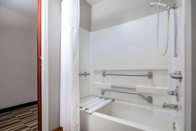 جناح بسرير كوين لذوي الإعاقة، Microtel Inn Suites By Wyndham Atlanta Buckhead Area 3/3