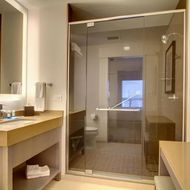 جناح بسرير كوين بغرفة نوم واحدة مع أريكة بمطبخ، Hyatt House Chicago/Evanston 6/7