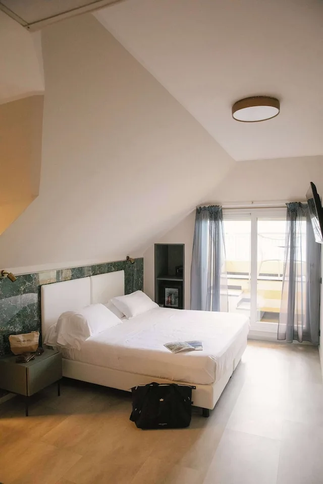 غرفة ديلوكس بسرير كوين وسرير فردي بإطلالة على البحر بشرفة، Best Western Regina Elena 1/4