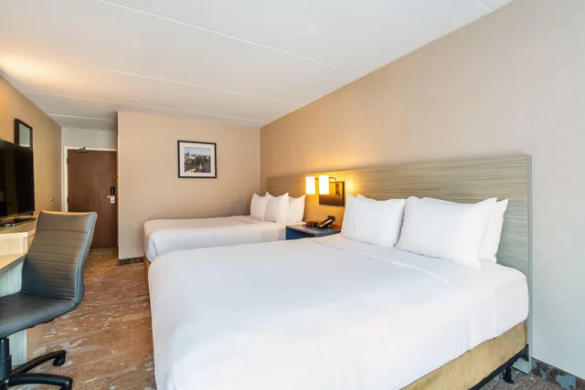 Upgrade, 2 Queen Beds، Comfort Inn Kingston - Highway 401 3/10