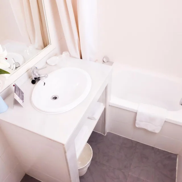 غرفة بسرير مزدوج أو سريرين منفصلين بشرفة، Subur Hotel Sitges 5/7