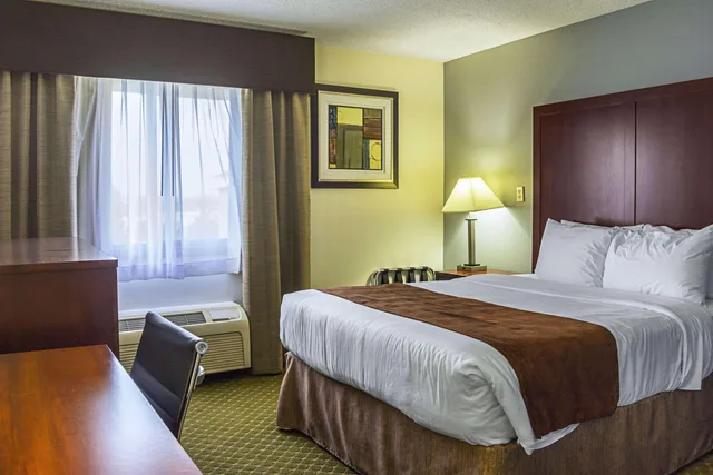 غرفة بسرير كوين، Quality Inn & Suites Clackamas - Portland 1/2