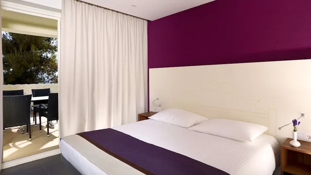 شقة بسرير مزدوج بإطلالة على البحر بغرفة نوم واحدة مع أريكة، Park Plaza Verudela Pula 9/10