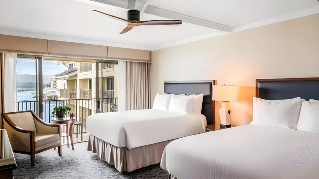 غرفة رباعية بشرفة بإطلالة جزئية على البحر، Monterey Plaza Hotel & Spa 1/1