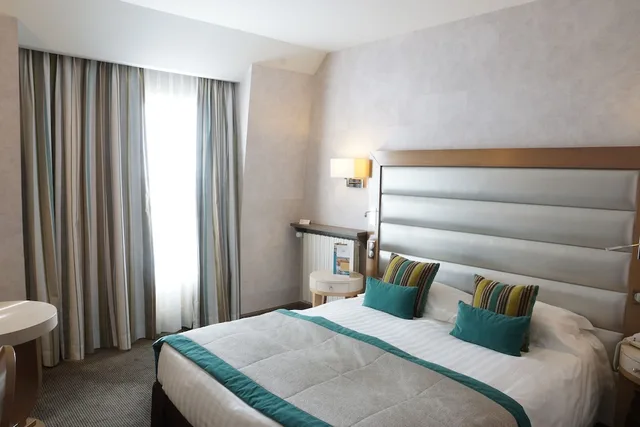 غرفة بسرير مزدوج بإطلالة على المدينة، Le Grand Hotel Des Thermes 3/6
