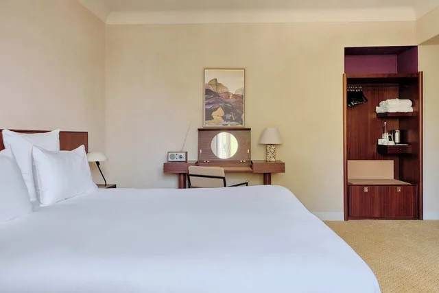 Superior, Queen Bed, Village View، Hotel Le Provencal 2/5