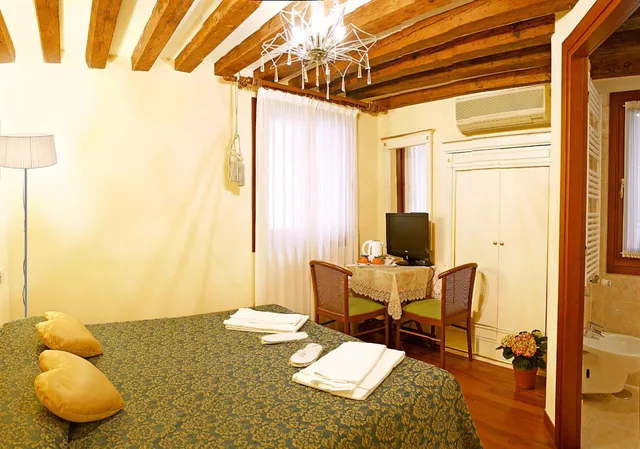 غرفة بسرير مزدوج في الملحق، San Luca Hotel 2/2