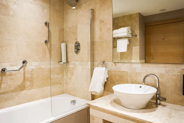 Deluxe, King Bed, Pine View، Doubletree By Hilton Milton Keynes 2/2