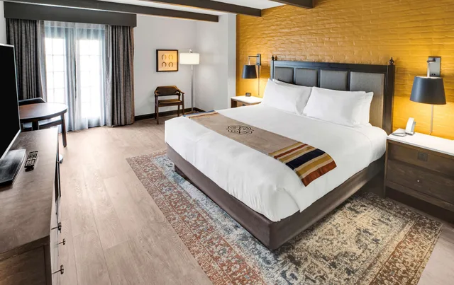جناح بسرير كينج بغرفة نوم واحدة لذوي الإعاقة، Estancia Del Norte San Antonio Tapestry Collection By Hilton 1/3