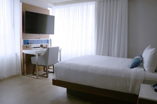 غرفة ديلوكس ركنية بسرير كينج مع أريكة، DELTA HOTELS BY MARRIOTT TROIS RIVIERES CONFERENCE CENTRE 3/10