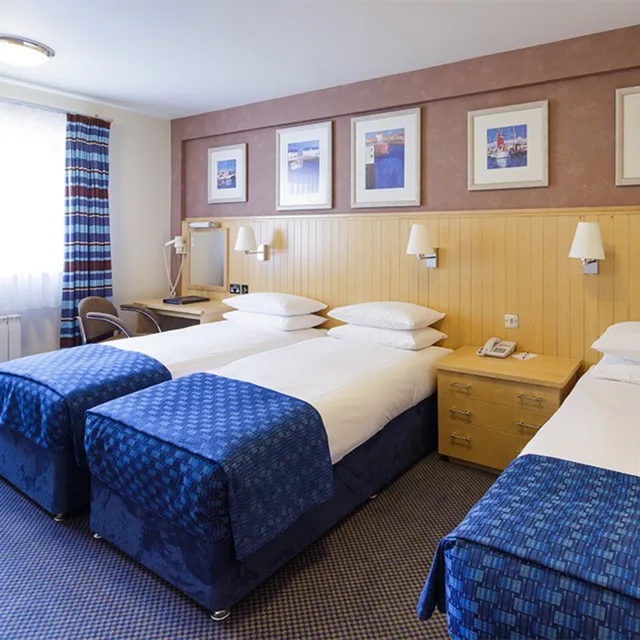 غرفة قياسية ثلاثية، Merton Hotel 1/2