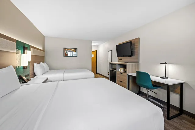 Standard, 2 Queen Beds, Econo Lodge Inn & Suites Santa Fe, NM 1/10