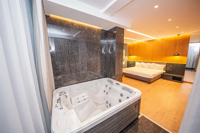 غرفة جونيور بسرير كينج، Black Diamond Hotel 1/1