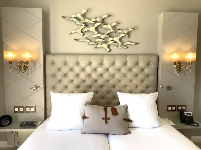 غرفة ديلوكس بإطلالة جزئية على البحر، GRAND HOTEL DES SABLETTES PLAGE, CURIO COLLECTION BY HILTON 8/10