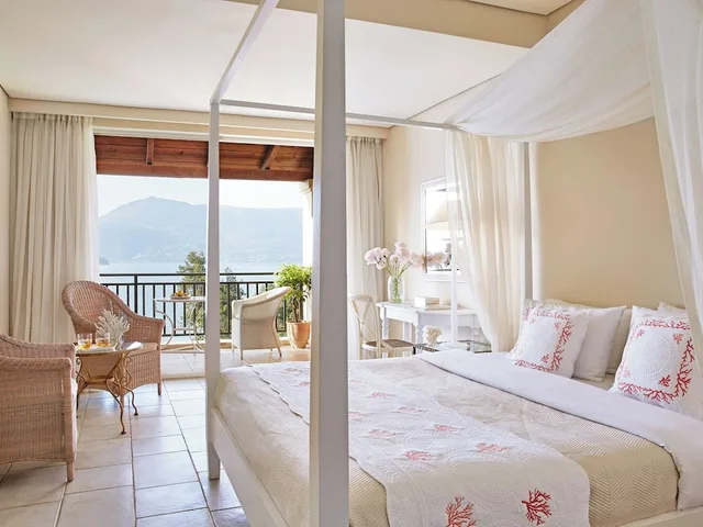 بنغل سوبيريور بسرير مزدوج وسرير فردي بإطلالة على البحر، Grecotel Eva Palace 1/1