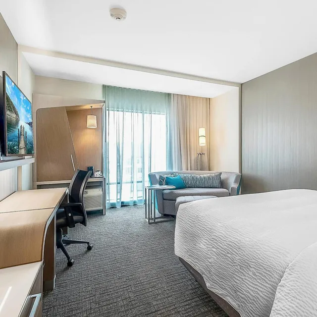 غرفة بسرير كينج بحوض استحمام لذوي الإعاقة، Courtyard By Marriott Longview North 1/5