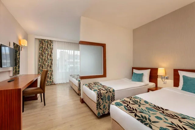 غرفة جونيور عائلية بسرير مزدوج وسريرين منفصلين، Greenwood Kemer Resort 2/3