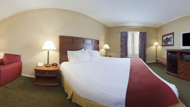 Standard, King Bed, Accessible, Holiday Inn Express Salado-Belton 2/4