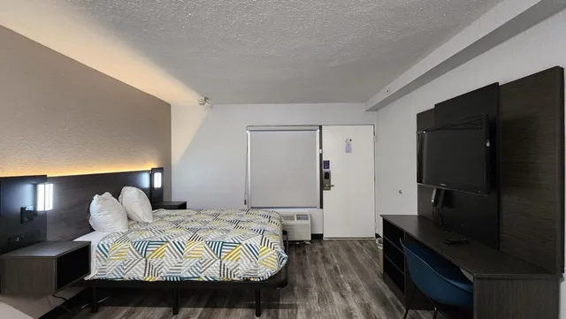 غرفة بسرير كينج لذوي الإعاقة، Studio6 Alvin, TX 1/10