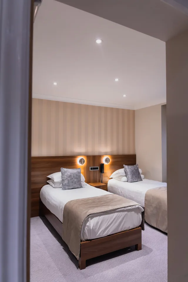 غرفة أساسية بسريرين منفصلين، London House Hotel 1/8