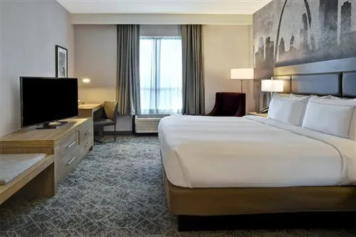 غرفة بسرير كينج بحوض استحمام لذوي الإعاقة، Doubletree By Hilton St Louis Airport Mo 1/2
