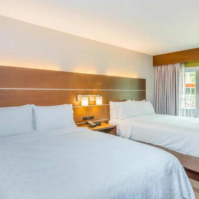 Standard, Queen Bed, Pool Access، Holiday Inn Express & Suites Bradenton West, an IHG Hotel 1/8