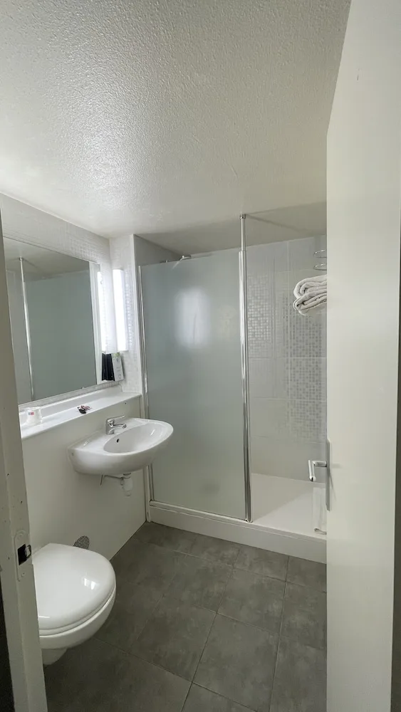 غرفة قياسية بسريرين منفصلين، Kyriad Direct Montpellier Ouest Saint Jean De Vedas 6/10